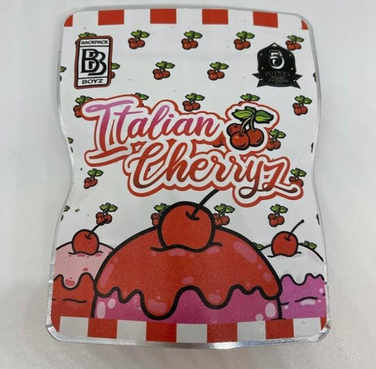 Probieren Sie Italian Cherryz Backpackboyz : Eine Premium-Cannabissorte mit reichhaltigem Geschmack Sorteninformationen Italian Cherryz Backpackboyz ist eine Cannabissorte, die sich durch ihre einzigartige Wirkung auszeichnet, die sowohl entspannend als auch konzentrationsfördernd wirkt. Sie ist besonders gefragt zur Behandlung von Angstzuständen, chronischen Schmerzen, Schlaflosigkeit, Alltagsstress und Appetitstörungen. THC und CBD ( italienische Cherryz Backpackboyz) Obwohl Italian Cherry reich an THC ist, dessen Anteil im Allgemeinen zwischen 18 % und 25 % schwanken kann, enthält es wenig CBD. Diese Zusammensetzung macht die Sorte ideal für diejenigen, die bei bestimmten Erkrankungen ausgeprägte psychoaktive Wirkungen ohne die Vorteile von CBD suchen. Wirkung, Aroma und Geschmack der Sorte Wirkung Italienische Kirsche vermittelt ein Gefühl tiefer Entspannung und fördert gleichzeitig die geistige Konzentration. Damit ist sie perfekt für Aktivitäten geeignet, die sowohl Ruhe als auch Aufmerksamkeit erfordern. Aroma Das Aroma dieser Sorte ist reichhaltig und kombiniert fruchtige Kirschnoten mit subtilen Anklängen von Erde und Gewürzen und sorgt für ein komplexes und angenehmes Geruchserlebnis. Erleichterung Italienische Kirsche ist ideal für Menschen, die unter Angstzuständen und Stress leiden, und hilft auch bei der Linderung chronischer Schmerzen und der Bekämpfung von Schlaflosigkeit. Geschmack Der Geschmack folgt dem Aroma mit Kirschdominanz und erdigen Untertönen, ergänzt durch ein würziges Profil, wodurch jeder Zug sowohl geschmackvoll als auch unvergesslich wird. Warum sollte man Italian Cherry im 420 Coffee Shop kaufen? Cannabis420 ist für seinen erstklassigen Cannabisanbau bekannt und stellt sicher, dass jedes Produkt nach den höchsten Standards angebaut und geerntet wird. Der Kauf italienischer Kirschen bei 420coffeeshop garantiert nicht nur maximale Wirksamkeit und Frische, sondern auch ein sicheres und zufriedenstellendes Kundenerlebnis. Medizinische Auswirkungen Dank ihrer starken entspannenden Wirkung und ihres angereicherten Terpenprofils ist Italienische Kirsche bei der Behandlung medizinischer Symptome wie Angstzuständen, chronischen Schmerzen, Schlaflosigkeit, Alltagsstress und Appetitstörungen wirksam. Wie raucht man Cannabis? Um die Aromen und Wirkungen von Italian Cherry voll zu genießen, empfiehlt es sich, es in Form von Joints, Pfeifen oder Verdampfern zu konsumieren. Das Verdampfen wird besonders für diejenigen empfohlen, die ein milderes und weniger schädliches Erlebnis für die Lunge bevorzugen. Was die Leute über die Sorte Italian Cherry sagen „Perfekt, um den Tag ausklingen zu lassen, zu entspannen, ohne zu belasten.“ „Die Kirscharomen sind einfach unglaublich und sehr natürlich.“ „Hilft enorm bei meinen Ängsten und Panikattacken.“ „Ideal zum Entspannen vor dem Schlafengehen, verbessert die Schlafqualität deutlich.“ „Wirksam bei der Schmerzbehandlung ohne die Nebenwirkungen herkömmlicher Medikamente.“ Wo kann man in der EU Cannabis online kaufen? Um an Italian Cherry und andere Premiumsorten zu kommen, besuchen Sie Cannabis420 . Wir bieten eine große Auswahl an Premium-Cannabis mit sicherer und diskreter Lieferung in ganz Europa. Wie lagert man Cannabis? Um die Frische und Wirksamkeit von Italian Cherry zu bewahren, wird empfohlen, Cannabis in einem luftdichten Behälter, geschützt vor Licht und Feuchtigkeit, an einem kühlen, dunklen Ort aufzubewahren. Regierungsgesetz für den Verkauf von Cannabis in Europa Es ist wichtig, die lokalen Gesetze zum Verkauf und Konsum von Cannabis in Europa einzuhalten. Diese Gesetze sind von Land zu Land unterschiedlich und haben spezifische Bestimmungen für den Freizeit- oder medizinischen Gebrauch. Informieren Sie sich vor dem Kauf unbedingt über die Bestimmungen in Ihrer Region.